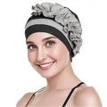 Dettaglio della cuffia da nuoto bicolore con fiori a balze in nero e grigio - Taglia unica / Nero con volant grigio chiaro