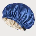 Détail du bonnet de nuit en satin double couche avec sangle réglable et texture lisse - Navy Blue + Beige