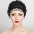 Gros plan d'un turban en dentelle noire avec motifs floraux et bords ondulés - Taille unique / Noir