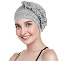 Dettaglio del turbante grigio a pieghe che mostra la texture morbida e le pieghe del tessuto - Taglia unica / Grigio chiaro