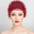 Primer plano del pañuelo de encaje rojo oscuro con elegantes pliegues ondulados - Talla única / Burdeos