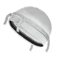Détail d'une kippa en satin blanc avec aspect soyeux et pompons tressés décoratifs - Taille unique / Gris