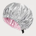 Detail van de verstelbare band op de dubbellaagse satijnen slaapmuts in zilver en roze - Verstelbaar / Grijs + Roze