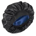 Detail des verstellbaren Gummibandes und der Schnalle an der schwarzen Satin-Schlafmütze - Einheitsgröße / Black With Navy Blue Lining