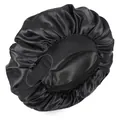 Detail einer schwarzen Schlafmütze aus Satin mit verstellbarem Gummiband und Schnalle - Einheitsgröße / Schwarz + Schwarzes Futter