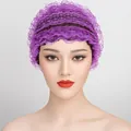Détail de la dentelle élastique violette avec motifs floraux ondulés sur ce bonnet - Taille unique / Violet