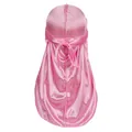 Λεπτομερής πίσω όψη του ροζ μεταξένιου durag με σατέν υφή και σχέδιο με μακριά ουρά - Ροζ