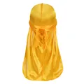 Λεπτομέρεια από χρυσό σατέν durag με λεία υφή και μακριά ουρά σε λευκό φόντο - Κίτρινο