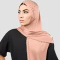 Detalle de hiyab rosa con perlas y pedrería en tela lisa de alta elasticidad - Rosa Empolvado