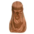 Λεπτομέρεια από σατέν durag σε χάλκινο χρώμα με λεία υφή και μακριά δεσίματα - Σκούρο χακί
