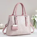 Bolso de mano rosa perlado con mini colgante a juego y correa de hombro ajustable - Rosa