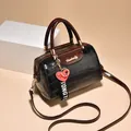 Bolso Boston retro de piel de cocodrilo negra con asas marrones y detalles dorados - Negro