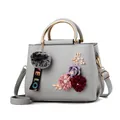 Elegante borsa ricamata grigio chiaro con fiori e manici circolari in oro metallico - Grigio chiaro