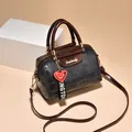 Bolso Boston gris oscuro grabado con asas marrones y un colgante de corazón rojo - Gris oscuro