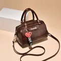 Bolso boston marrón oscuro efecto cocodrilo con colgante de corazón y correa de hombro - Marrón