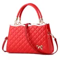 Rote Stepptasche mit goldener Schleifenschnalle und verstellbarem Riemen aus Kunstleder - Rot