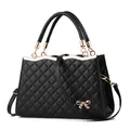 Sac à main matelassé noir élégant avec nœud doré et bordure métallique ondulée - Noir