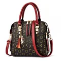 Bolso tote de mujer con estampado de letras, correas rojas y colgante de gato dorado - Burdeos