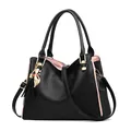 Bolso de mano de cuero suave negro para mujer con colgante de gato dorado y forro rosa - Negro