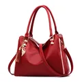 Bolso tote grande rojo de cuero para mujer con colgante de gato y bandolera - Burdeos