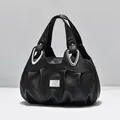 Bolso de mano negro elegante con aro plateado, textura lichi y detalles plisados chic - Negro