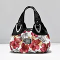 Bolso con estampado floral, asas de charol negro y hebilla triangular plateada - Negro - Floral Rojo Sueño