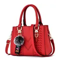 Borsa rossa alla moda con cuciture a V e un ciondolo pompon in morbida ecopelliccia - Rosso
