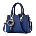 Borsa a mano blu scuro con cuciture a V e ciondolo a pompon grigio morbido - Blu scuro
