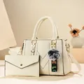 Cremeweißes gestepptes Set aus Handtasche und Geldbörse mit flauschigem Anhänger - Weißes Taschen-Set