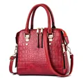 Sac fourre-tout rouge foncé pour femme en cuir synthétique embossé croco avec dorures - Rouge