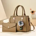 Braune Handtasche aus Kunstleder mit Prägemuster, passender Clutch und Bommelanhänger - Khakifarbene Mutter-kind-tasche