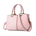 Rosa Handtasche aus Kunstleder mit gewebter Textur und goldenen Details auf weißem Hintergrund - Gewebtes Rosa