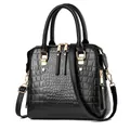 Sac à main noir avec motif crocodile, ferrures dorées et bandoulière réglable - Noir