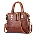 Sac fourre-tout marron foncé en similicuir à motif crocodile, poignées et zips dorés - Jaune Terre