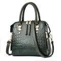 Sac fourre-tout vert foncé en similicuir crocodile avec boucles dorées et bandoulière - Vert Militaire
