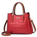 Bolso de mano rojo con patrón de cocodrilo, asas marrones y correa ajustable - Rojo