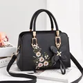 Elegante zwarte PU-lederen handtas met bloemenborduursel en vlinderhanger met ketting - Zwart