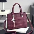 Vintage bordeauxrote Handtasche aus PU-Leder mit Webdesign und Quastenanhänger - Burgunderrot