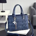 Dunkelblaue gewebte Lederhandtasche mit Metallanhängern und verstellbarem Schultergurt - Dunkelblau
