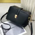 Bolso tote de cuero granulado negro con tres compartimentos de cremallera y detalles dorados - Negro