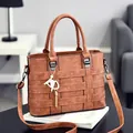 Braune Handtasche aus PU-Leder mit Streifendesign, Goldanhänger und Schultergurt - Erdgelb