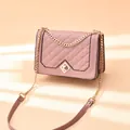 Sac bandoulière chic rose clair matelassé avec fermoir doré et bandoulière chaîne - Rose