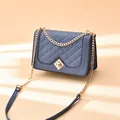 Sac bandoulière bleu clair matelassé avec fermoir rotatif doré et bandoulière en chaîne - Bleu Brume