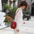 Modieuze rode nylon crossbody telefoontas met meerlaagse rits en metalen schilddetail - Rood