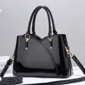 Dettaglio borsa in pelle verniciata nera lucida con design a strati ed elegante - Nero