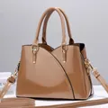 Borsa a mano da donna in vernice kaki lucida con finiture dorate e tracolla rimovibile - Kaki