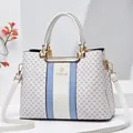 Grand sac à main blanc avec motif DH et détails décoratifs à rayures bleues - Blanc et Bleu
