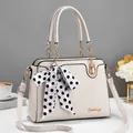 Elegante cremeweiße Handtasche aus Leder mit Punkt-Halstuch und goldenen Beschlägen - 29*12*21cm / Weiß