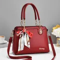 Elegante dunkelrote Lederhandtasche mit Goldketten-Griffen und dekorativem Seidenschal - 29*12*21cm / Rot