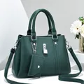 Dunkelgrüne Handtasche aus genarbtem Leder mit silbernem Schloss und Münzbeutel - Grün